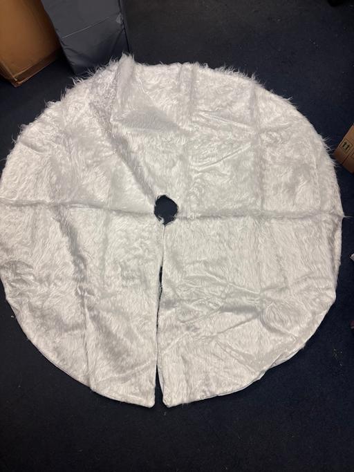 Buy & Sell Princes End Sandwell - Photos for White furry Xmas tree skirt