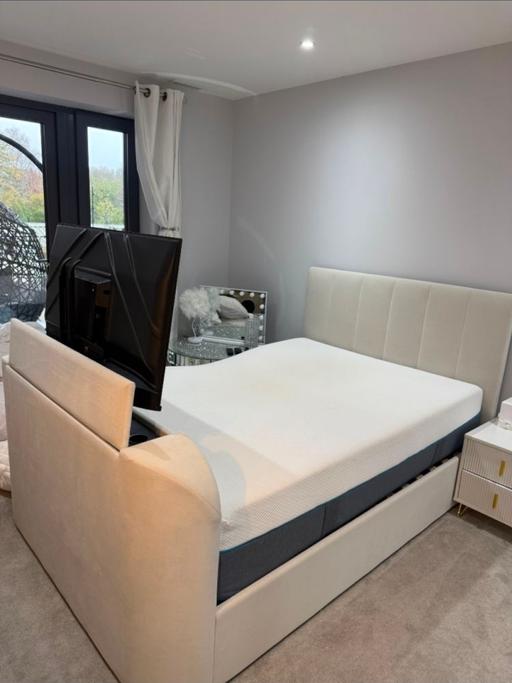 Buy & Sell Loughton Epping Forest - Photos for (can deliver) Velvet Double bed and mattress