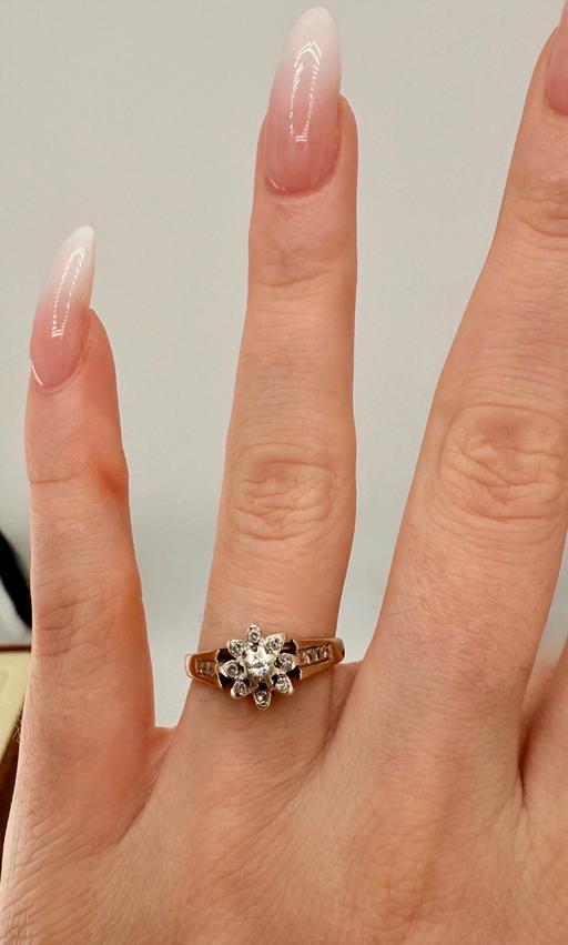 Buy & Sell Harrow on the Hill North West London - Photos for 9ct Gold Natural Diamond Floral Cluster Ring