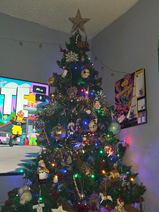 Buy & Sell Croydon Town Centre Croydon - Photos for 5ft green cone berry Christmas tree