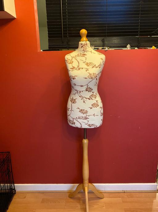 Buy & Sell Croydon Croydon - Photos for Female tailor dummy mannequin/wooden stand