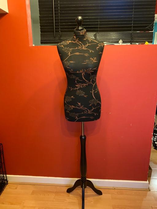 Buy & Sell Croydon Croydon - Photos for Female tailor dummy mannequin/wooden stand