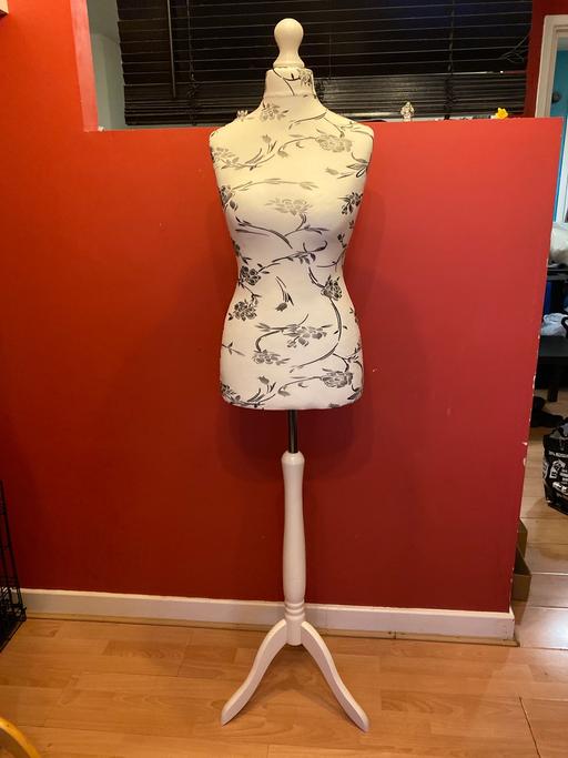 Buy & Sell Croydon Croydon - Photos for Female tailor dummy mannequin/wooden stand