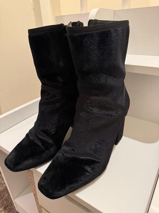 Buy & Sell Abbey Wood South East London - Photos for Massimo Dutti Black Velvet heeled ankle boot