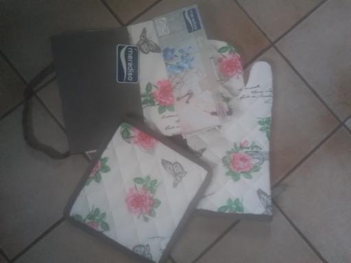 Buy & Sell Aldridge Walsall - Photos for MERADISO APRON OVEN GLOVE SET