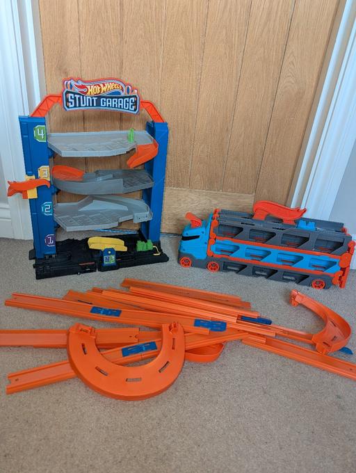 Buy & Sell Elmhurst Lichfield - Photos for Hot wheels stunt garage and speedway hauler