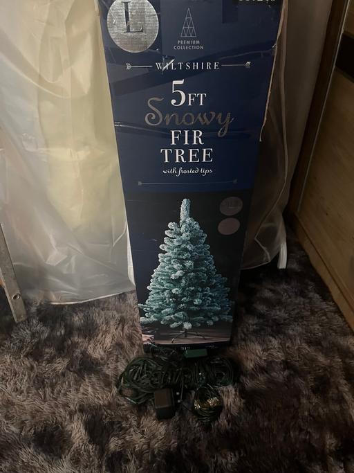 Buy & Sell Wolverhampton West Midlands - Photos for 5ft Snowy fur Xmas tree and lights