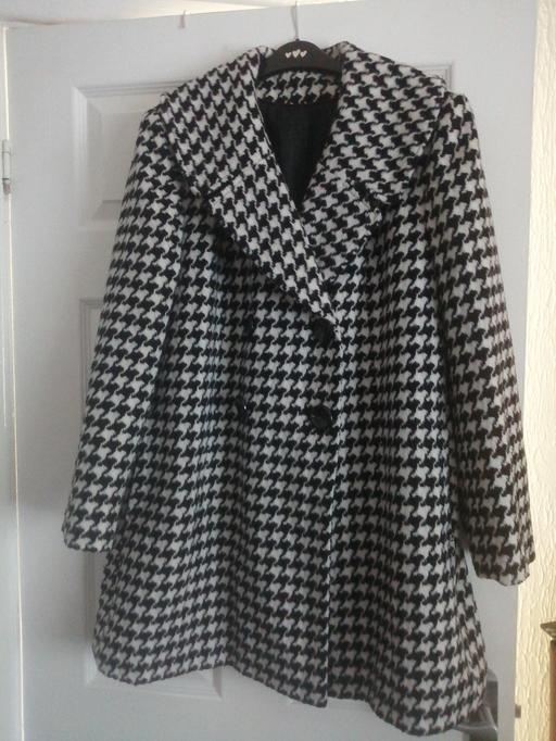 Buy & Sell Heath Town Wolverhampton - Photos for M&S size 16 petite ladies black&white coat