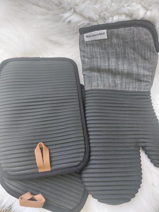 Buy & Sell Bulwell Nottingham - Photos for Kitchen aid 3 piece oven glove set