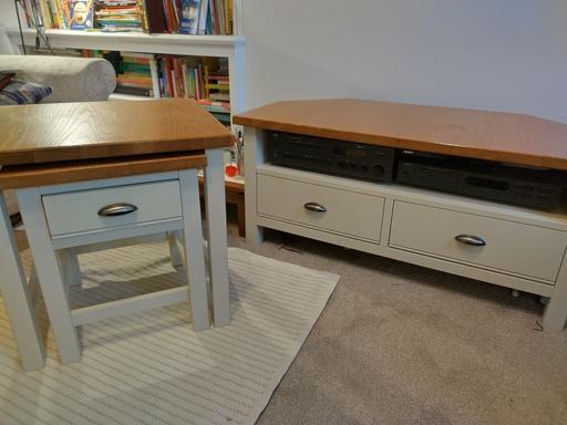 Buy & Sell Raynes Park South West London - Photos for TV table and side table set.