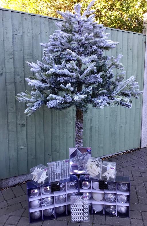 Buy & Sell Romford Havering - Photos for Habitat 6ft Snowy Half Christmas Tree & Decs