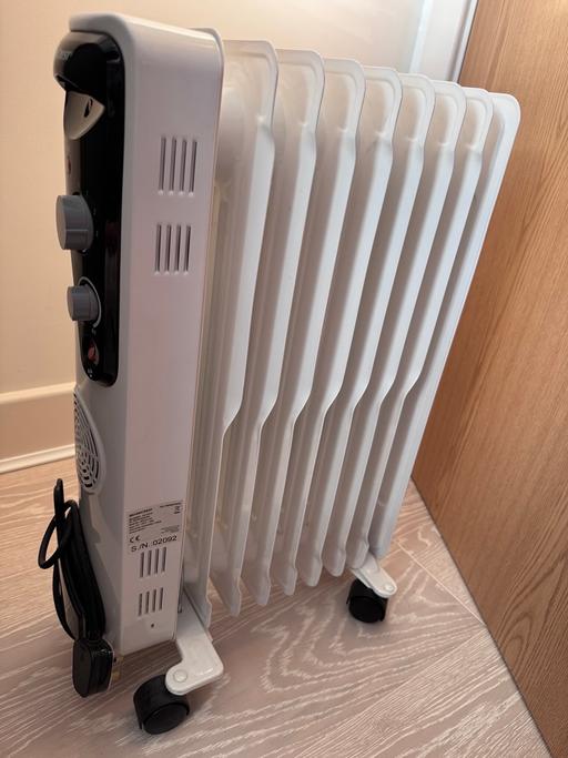 Buy & Sell Epsom Epsom and Ewell - Photos for Oil heater 9 fin with wheels- Like new