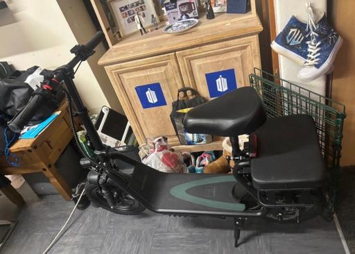 Vehicles St Johns South East London - Photos for Electric scooter with seat & charger