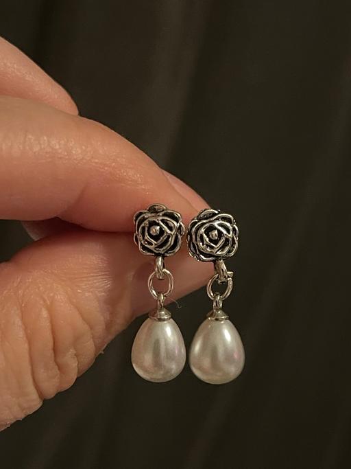 Buy & Sell Chestfield Canterbury - Photos for Silver rose stud with teardrop pearl.