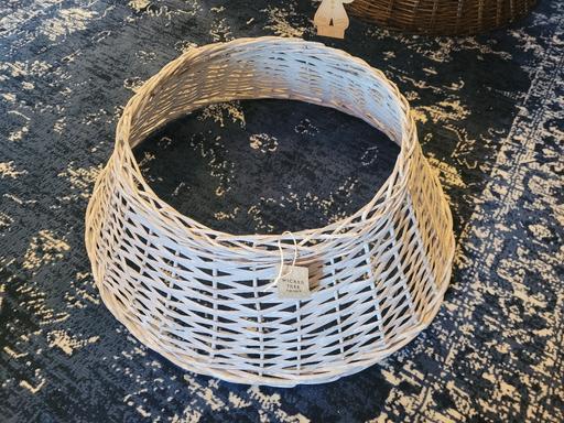 Buy & Sell Newhall Street Birmingham - Photos for White Wicker Christmas Tree Skirt