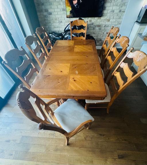 Buy & Sell South Hornchurch East London - Photos for Extendable Dinning table with 8 chairs
