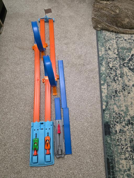 Buy & Sell Lower Earley Wokingham - Photos for hot wheels with 2 cars and spare parts