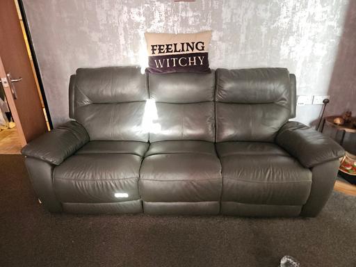 Buy & Sell Upton Wakefield - Photos for Leather reclining sofa and 2 chairs