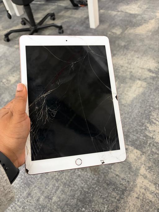 Buy & Sell Shepherd`s Bush West London - Photos for iPad 6th generation