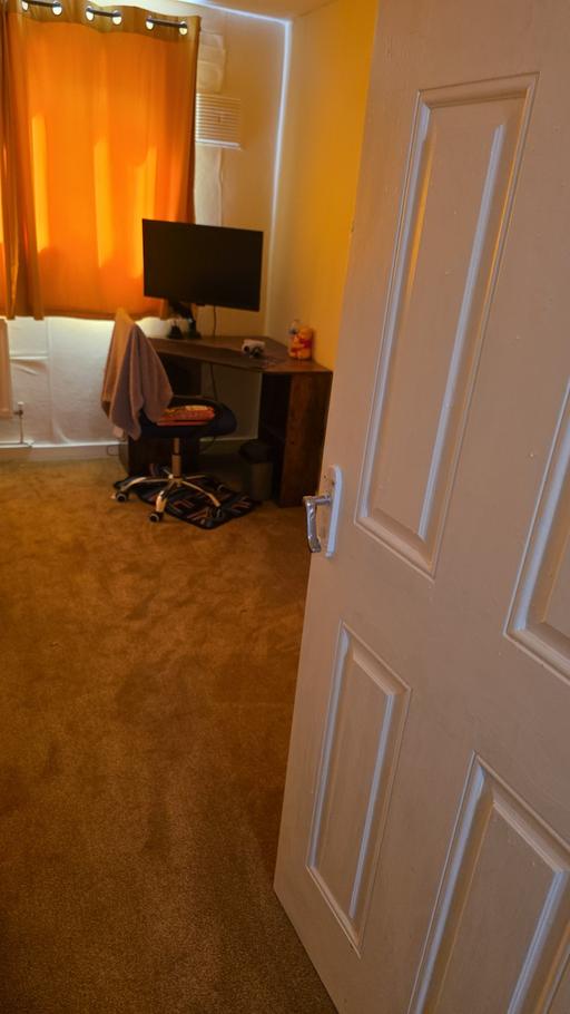 Buy & Sell Hounslow Heath Hounslow - Photos for wooden computer corner table