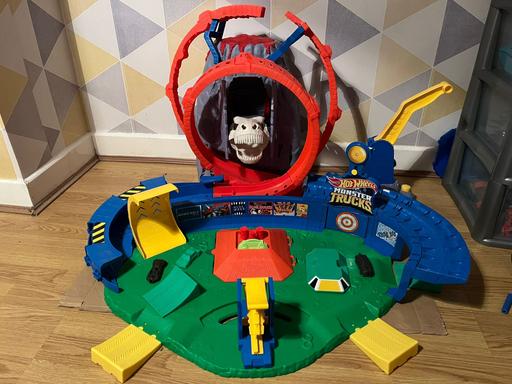 Buy & Sell Oldbury Sandwell - Photos for Hot wheels T-rex volcano arena playset