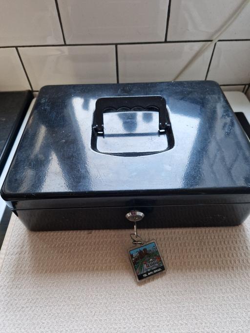 Buy & Sell Denington Industrial Estate North Northamptonshire - Photos for LARGE METAL CASH CONTAINER WITH KEY