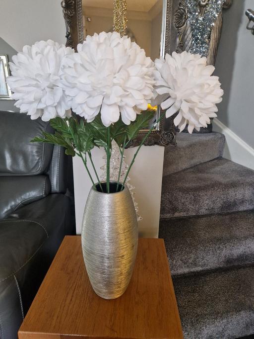 Buy & Sell Scholes Rotherham - Photos for Large silver vase with 5 new L flowers
