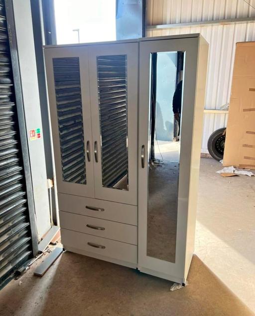 Buy & Sell Barbican Central London - Photos for 3 door wardrobe