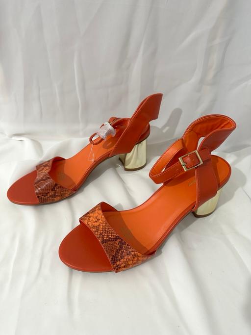 Buy & Sell Watford Three Rivers - Photos for Women’s Orange snake print sandals 8