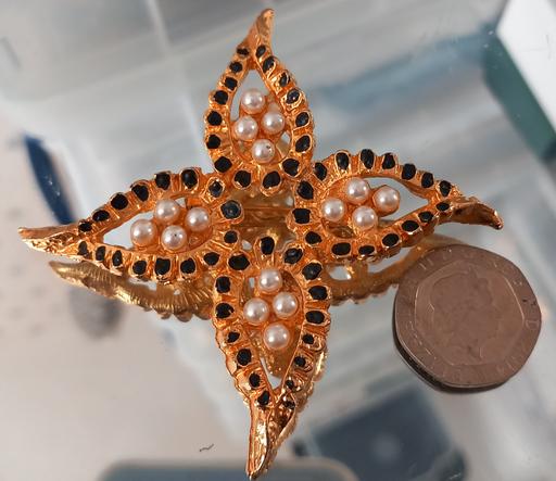 Buy & Sell Skelmersdale West Lancashire - Photos for heavy gold plated faux pearl brooch