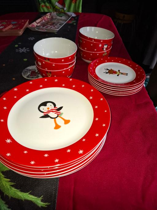 Buy & Sell Great Bridge Sandwell - Photos for 18 piece christmas dinner set
