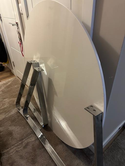 Buy & Sell Barbican Central London - Photos for Round table130cm highgloss and fridge&freezer