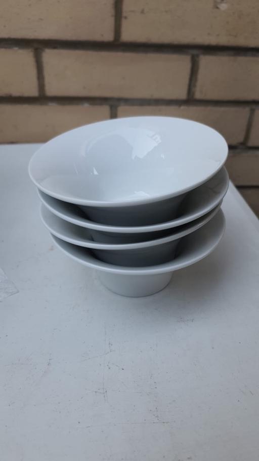 Buy & Sell Camberwell South East London - Photos for 4 white porcelain deep plates
