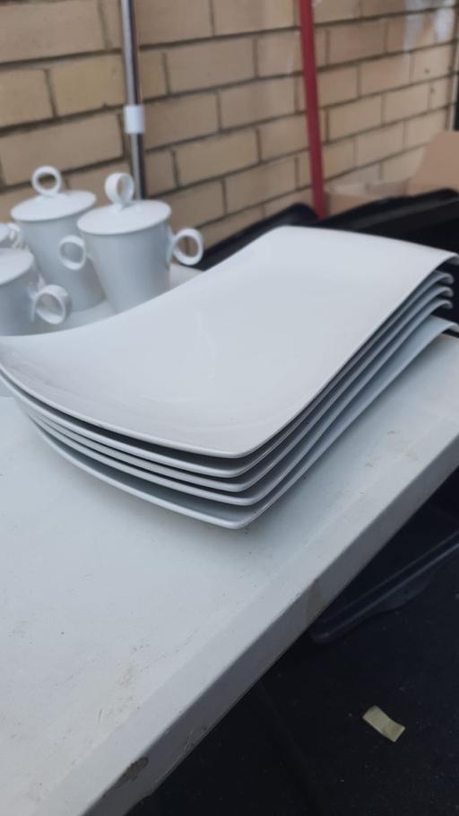 Buy & Sell Camberwell South East London - Photos for 5 White wavy-edged ceramic serving plates