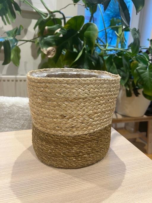 Buy & Sell Westferry East London - Photos for Woven plant pot with plastic liner
