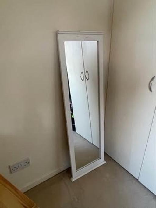 Buy & Sell Surrey Quays South East London - Photos for Elegant wooden-edged mirror