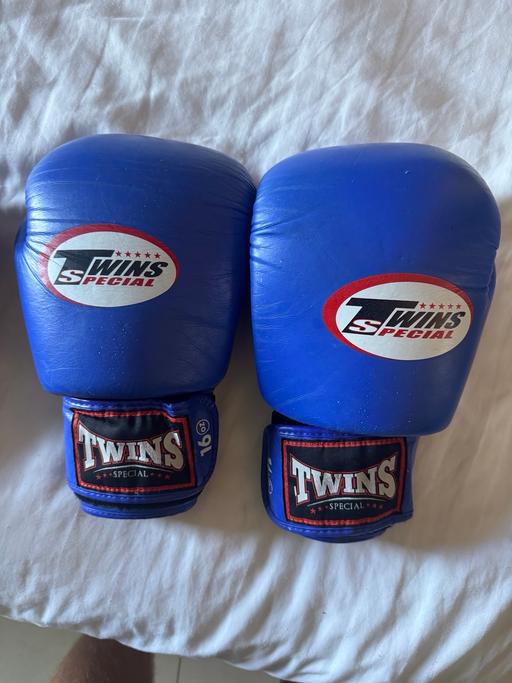 Buy & Sell Widnes Halton - Photos for 16oz Twins Boxing Sparring Gloves