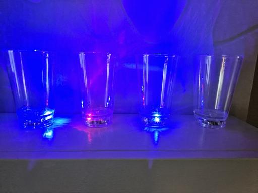 Buy & Sell Scholes Rotherham - Photos for 4 large plastic light up glasses,