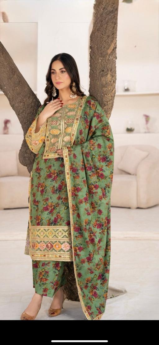 Buy & Sell Barking Barking and Dagenham - Photos for 3 piece fancy dhanak material outfit