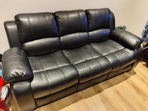 Buy & Sell Noel Park North London - Photos for Valerie Black Leather Sofa