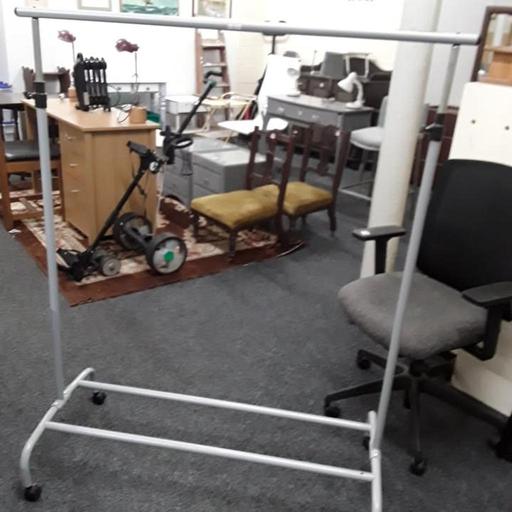 Buy & Sell Saint Pauls Trading Estate Tameside - Photos for Extendable height medium-sized clothes rail