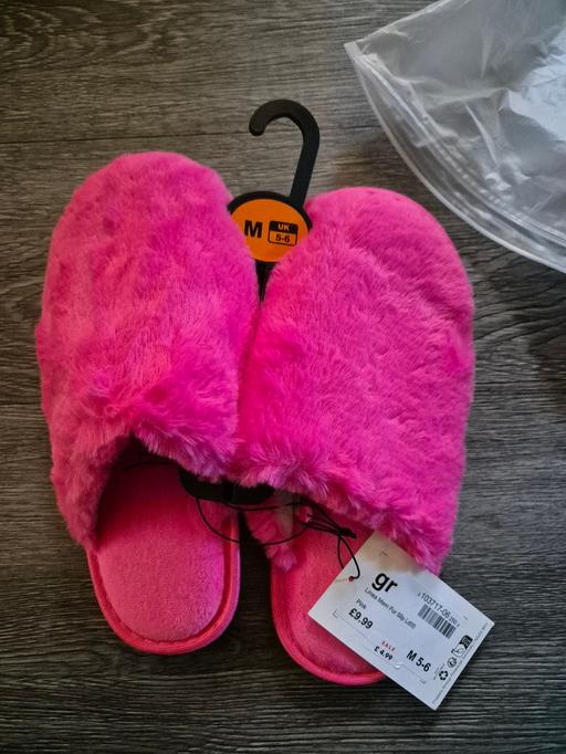 Buy & Sell Crumpsall Manchester - Photos for new Womens Bright Pink Fur Slippers