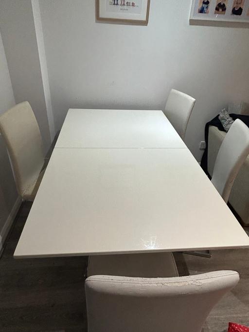 Buy & Sell Iver Buckinghamshire - Photos for White Gloss extendable dining table