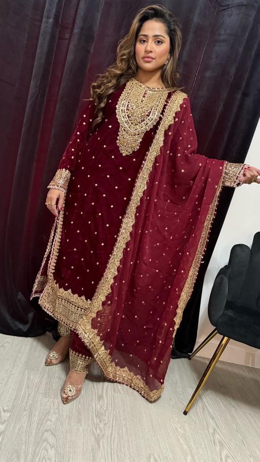 Buy & Sell Barking Barking and Dagenham - Photos for 3 piece beautiful velvet outfit