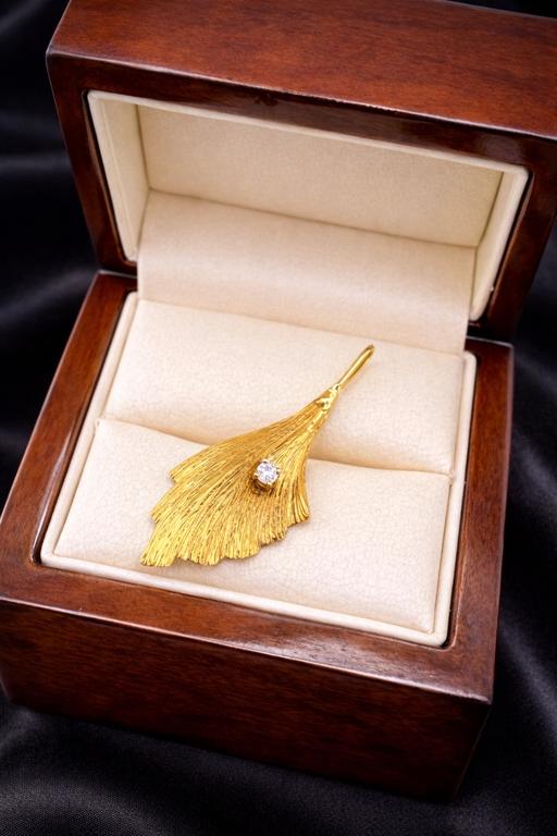 Buy & Sell Harrow on the Hill North West London - Photos for Vintage 9ct Gold Diamond Leaf Pendant