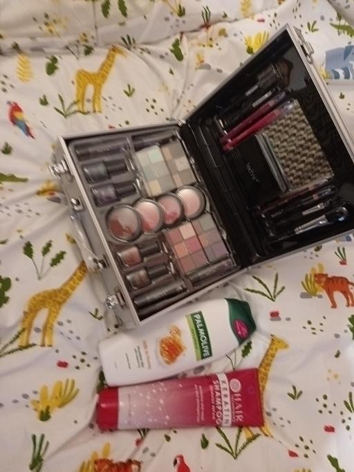 Buy & Sell Nunhead South East London - Photos for cosmetics set shower gel and conditioner