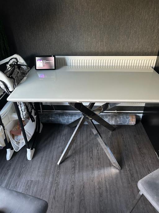 Buy & Sell Coulsdon Croydon - Photos for White dining room table with glass inlay top