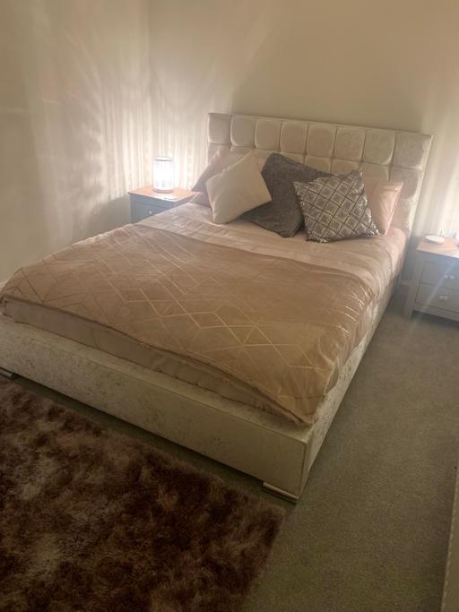 Buy & Sell Ellesmere Port Cheshire West and Chester - Photos for White crushed velvet king size bed for sale