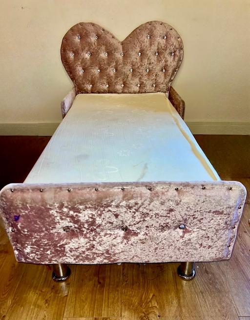 Buy & Sell Purley Croydon - Photos for Pink Crushed velvet heart shape toddler bed