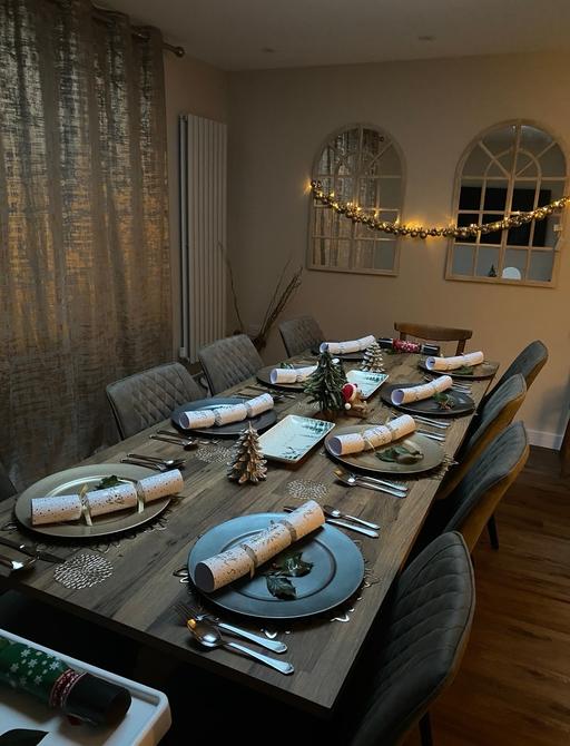 Buy & Sell Three Mile Cross Wokingham - Photos for 6 to 10 Seater Extending Dining Table